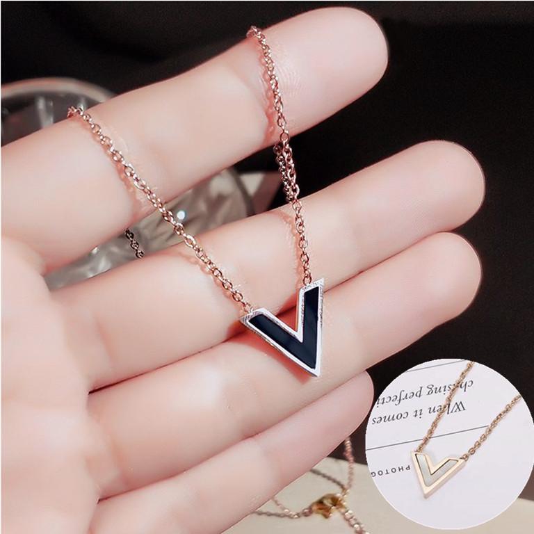 Titanium Steel Fashion Temperament Black And White Double-Sided V Letter Necklace Women'S Rose Gold Short Design Clavicle Chain