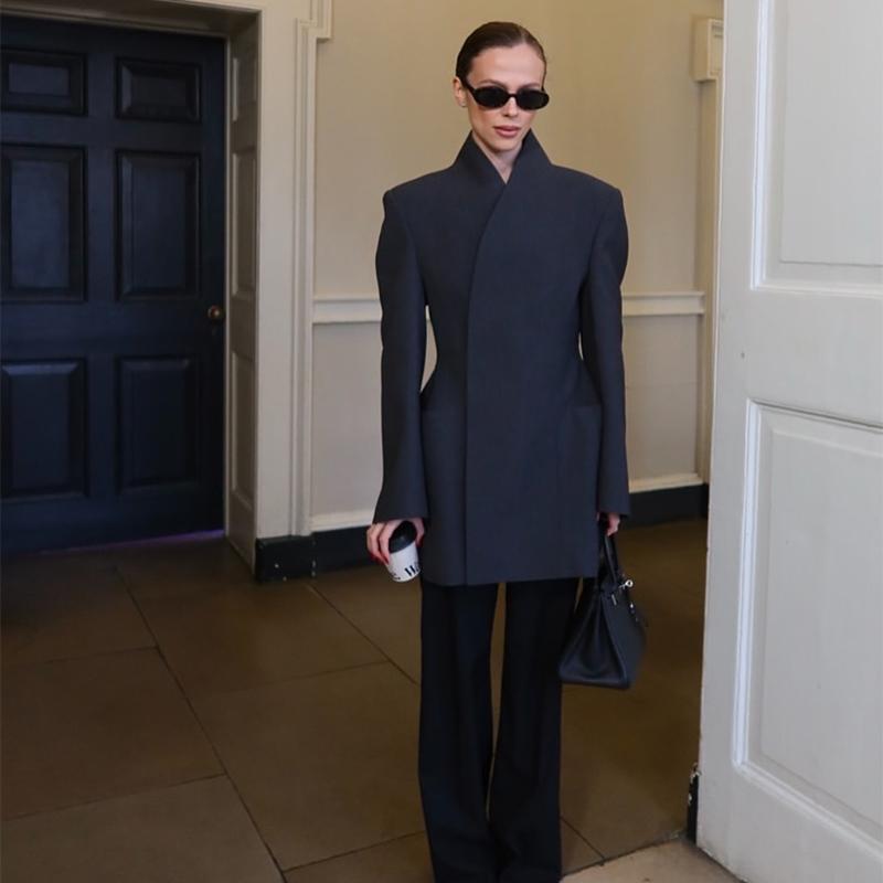 Elegantní sako s úzkým pasem pro ženy, ramenní vycpávky, dvouřadé zapínání, módní sako na dojíždění, jaro 2025, pouliční dámské svrchní oblečení, topy
