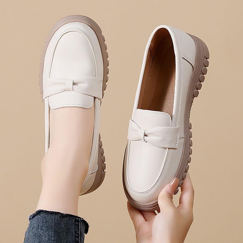 New Fashionable One-legged Bean Shoes with Soft Soles for Mothers
