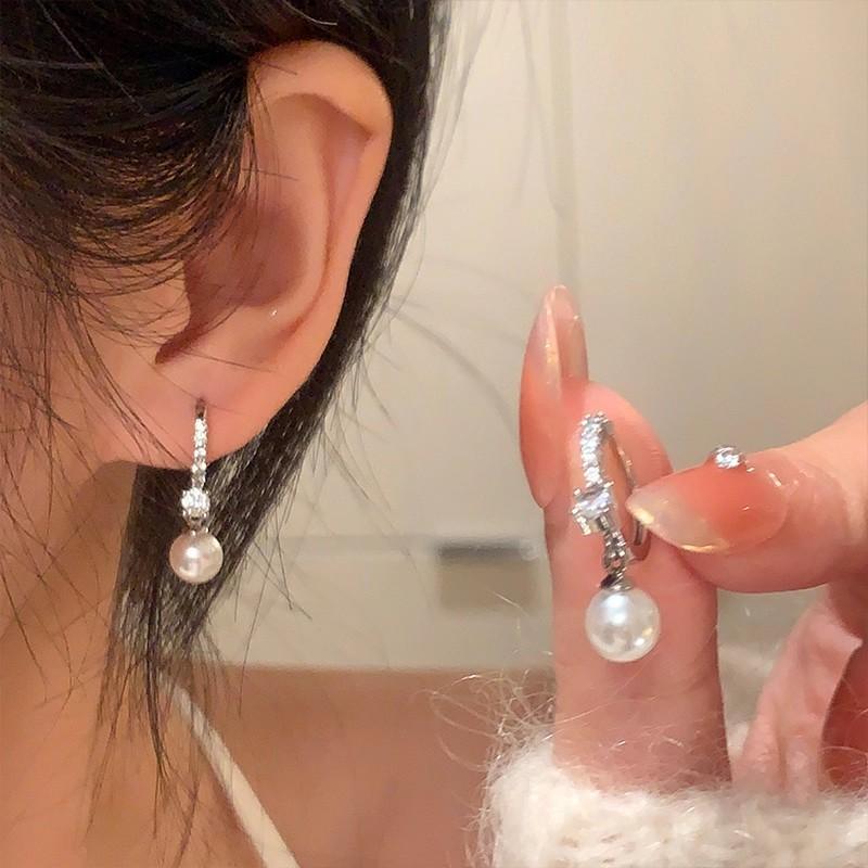 

Korean micro-inlaid zircon pearl earrings women s niche design exquisite stud earrings temperament earrings