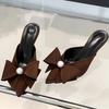 Letnie designerskie damskie kapcie z perłową kokardą, seksowne sandały na wysokim obcasie z satyny ze spiczastym noskiem, eleganckie wysokie obcasy dla kobiet, mokasyny