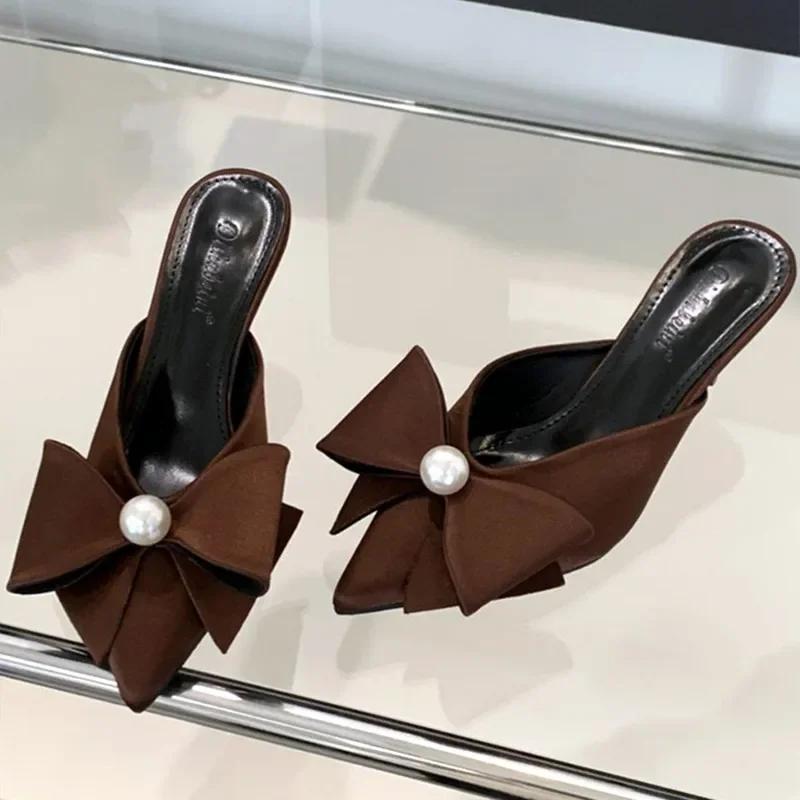 Letnie designerskie damskie kapcie z perłową kokardą, seksowne sandały na wysokim obcasie z satyny ze spiczastym noskiem, eleganckie wysokie obcasy dla kobiet, mokasyny