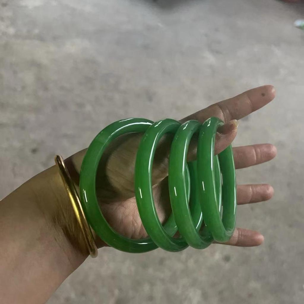 Elegant Chinese Style Jingle Bracelet: Ice-Transparent, Non-Fading Round Bangle Collection