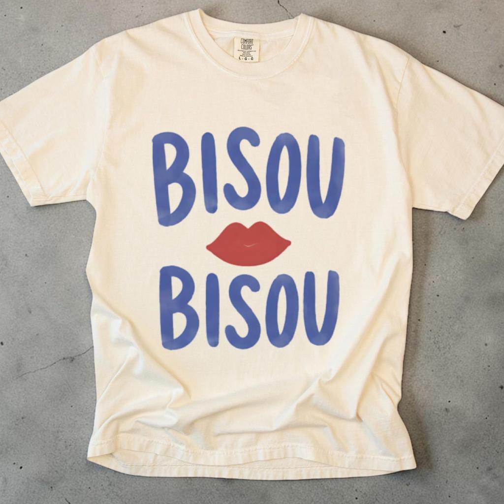 Bisou Bisou Shirt, Französischer Kuss T-Shirt, Unisex Comfort Colors, Paris Grafik-T-Shirt, Trendiges Französisches T-Shirt, Valentinstagsgeschenk für Sie, Rote Lippen T-Shirt