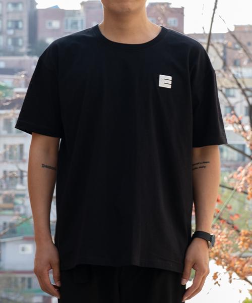 Igseukeoseu E Logo Oversized Half T-Shirt Black