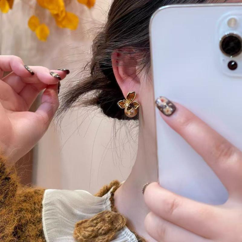 Vintage Enamel Brown Iris Flower Pearl Earrings For Women Gently Temperament Earrings Fashion Jewelry Accessories Gifts