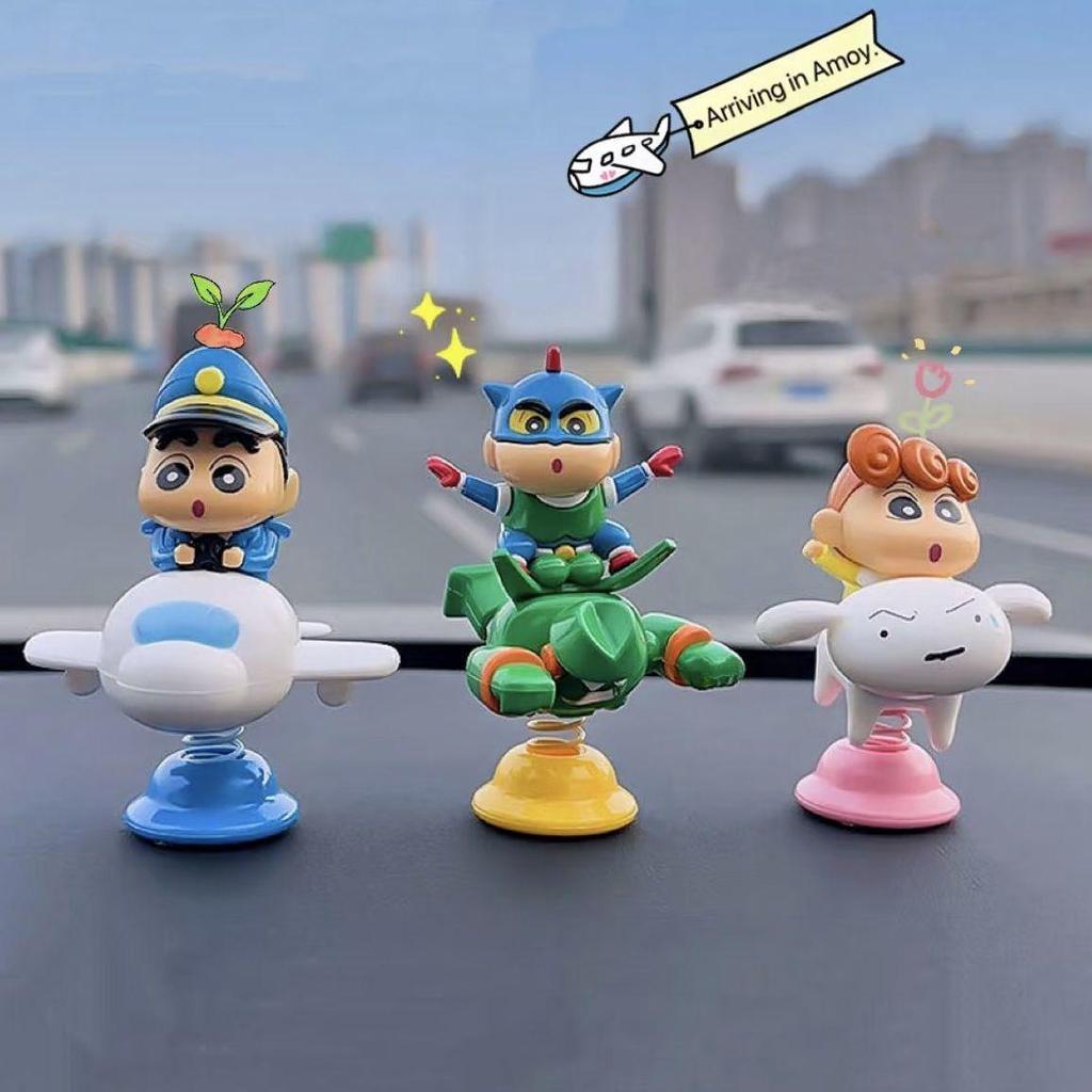 Ozdoba na deskę rozdzielczą samochodu Crayon Shin-chan – Urocza dekoracja z kreskówki i prezent redukujący stres