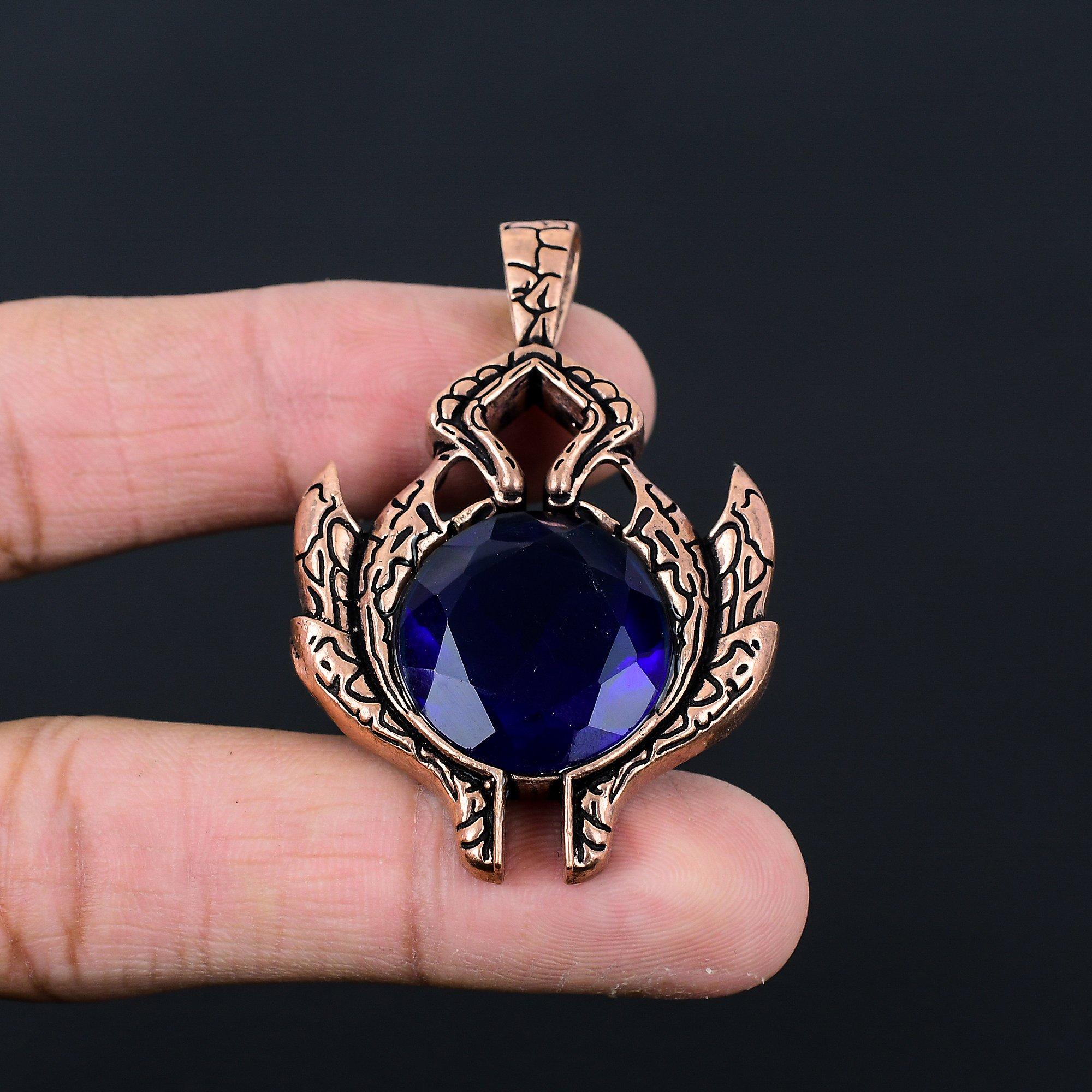 

Созданный в лаборатории синий сапфир драгоценный камень ручной работы из чистой медной проволоки, обернутый рыбой, кулон, ювелирные изделия 2.17 Inches синий