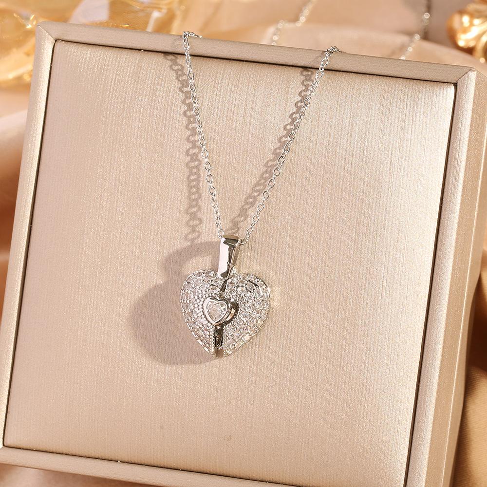 Four Leaf Clover Pendant Necklace For Women Fashionable Zircon Crystal Adjustable Chain Delicate And Versatile Jewelry