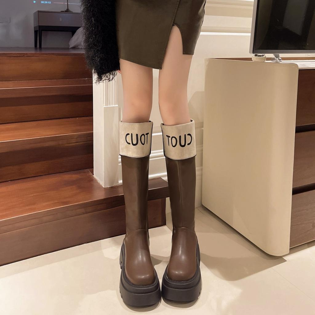 Fargematchende støvler med tykk såle for kvinners høst- og vinter 2025 nye Xiaoxiangfeng høye ridestøvler, små, men knestøvler