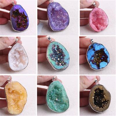 Collana con pendenti in geode di agata, orecchini di cristallo da donna con ciondoli guardiani del bordo fortunato in argento dorato