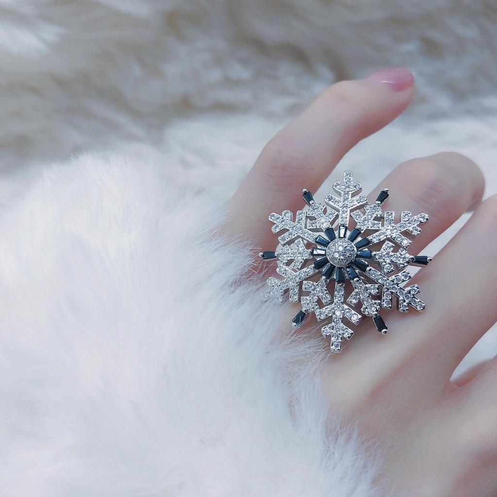 Exquisite Women's Snowflake Ring: Light Luxury Christmas Gift