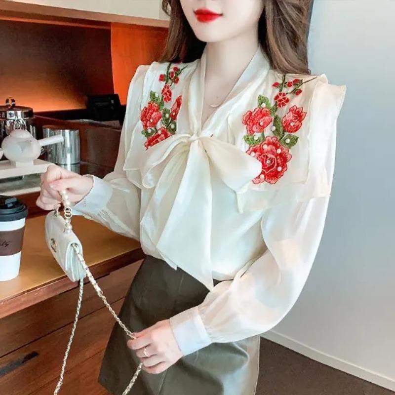 Damen Beigefarbene Floral Bestickte Bluse Langarm Schleife am Hals Durchsichtiges Chiffon Oberteil