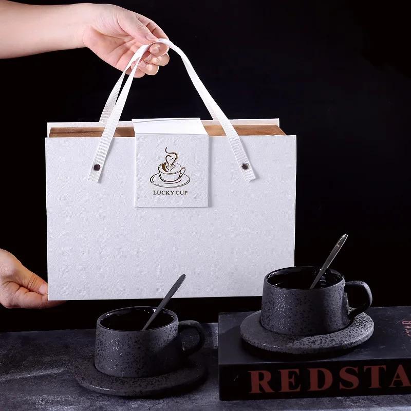 Hochwertiges mattiertes Kaffeetassen- und Untertassen-Set, Keramikteller, Frühstückstasse, schwarzer Löffel mit Getränkehalter.