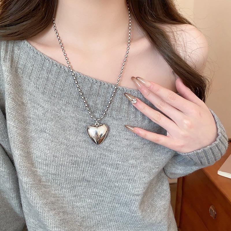 

Інфлюенсер Шкіряна Сумка для Монет та Навушників Намисто: Висококласний, універсальний ланцюжок для светра, модна біжутерія