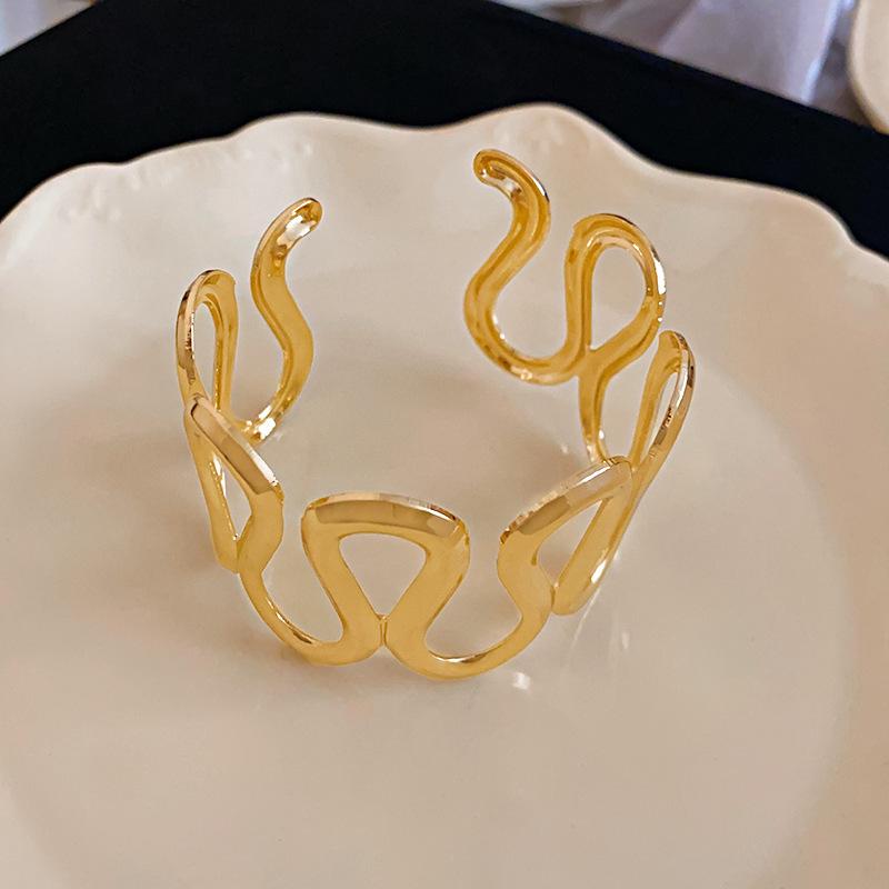 European & American Pleated Metal Bangle: Elegant Cold-Style Bracelet with High-End Luxury Design