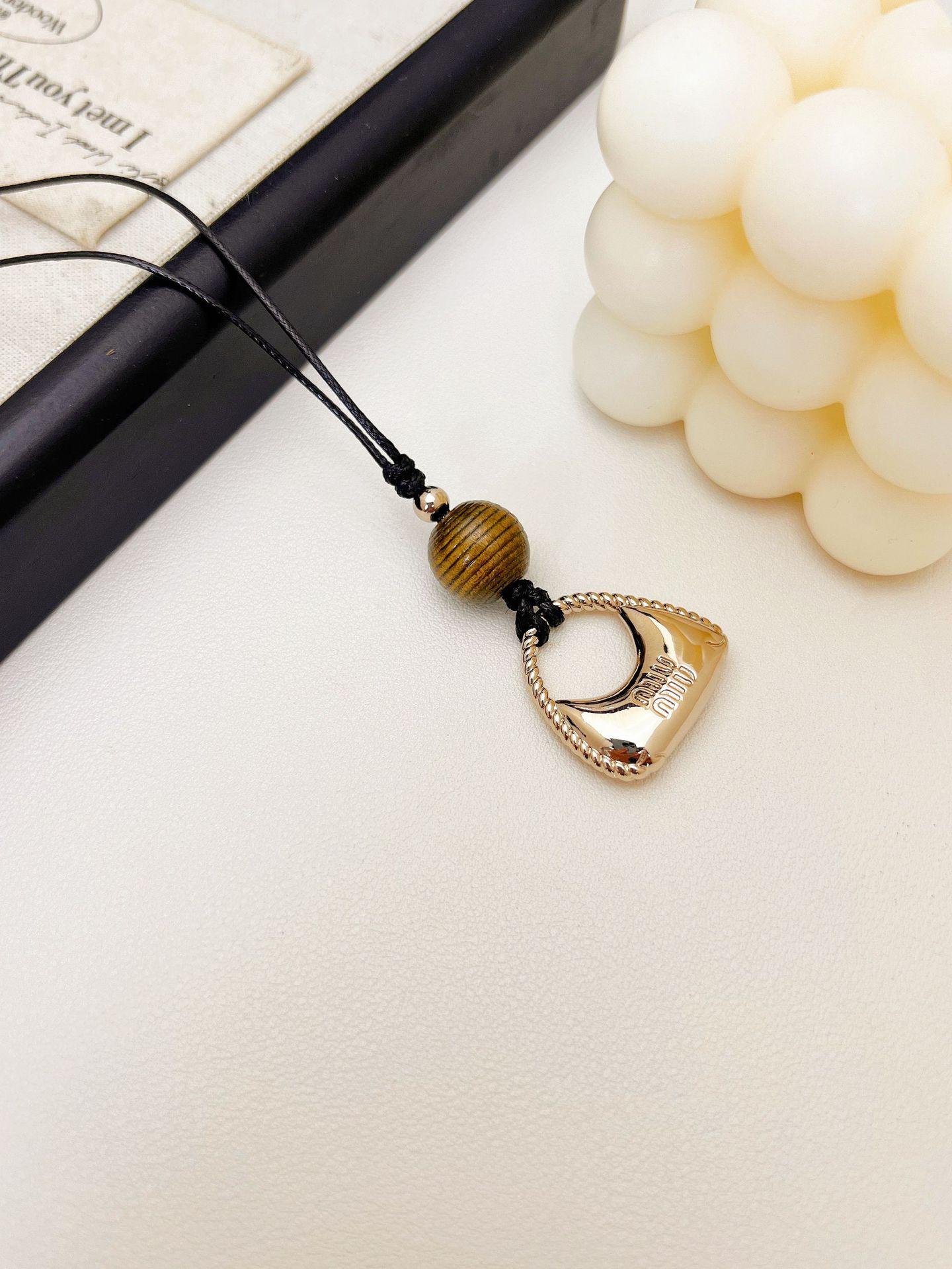 

Высококлассное колье-подвеска на черном кожаном шнурке – Универсальный стиль легкой роскоши чёрный