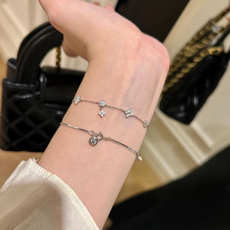 Chic Four-Leaf Clover Bracelet: Sweet, Cute, Minimalist, Versatile Hand Jewelry for Women