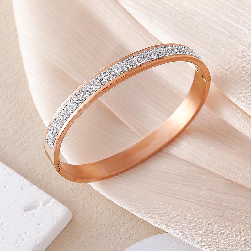 Bracciale in Acciaio Titanio con Strass Stile Europeo-Americano: Design di lusso di nicchia, Resistente al colore e durevole