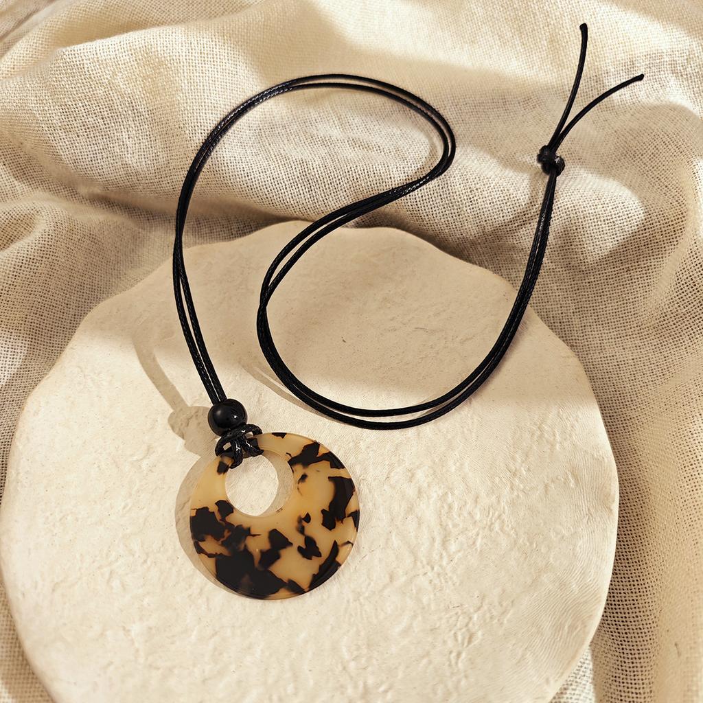 Vintage Smudged Leopard Print Pendant Necklace Fashion Commuter Maillard Style Sweater Chain Design Sense Niche Item Jewelry
