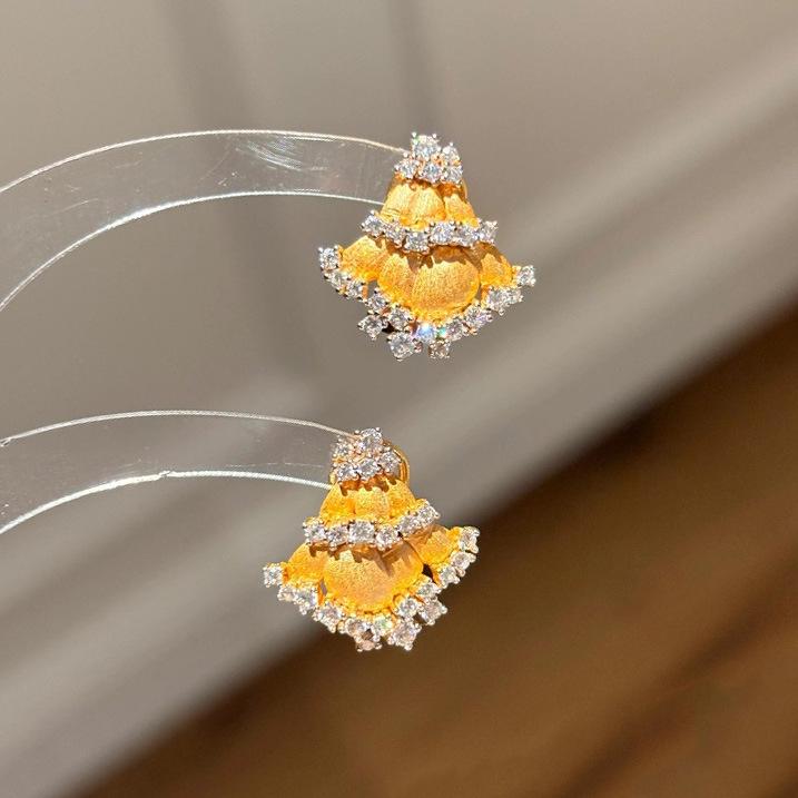 

Luxurious Diamond-Studded Christmas Tree Earrings for a Stylish Holiday Look