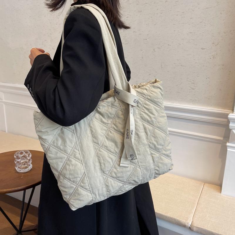 Women's Quilted Tote: Casual Down Single Shoulder Bag, Large Capacity for Autumn/Winter