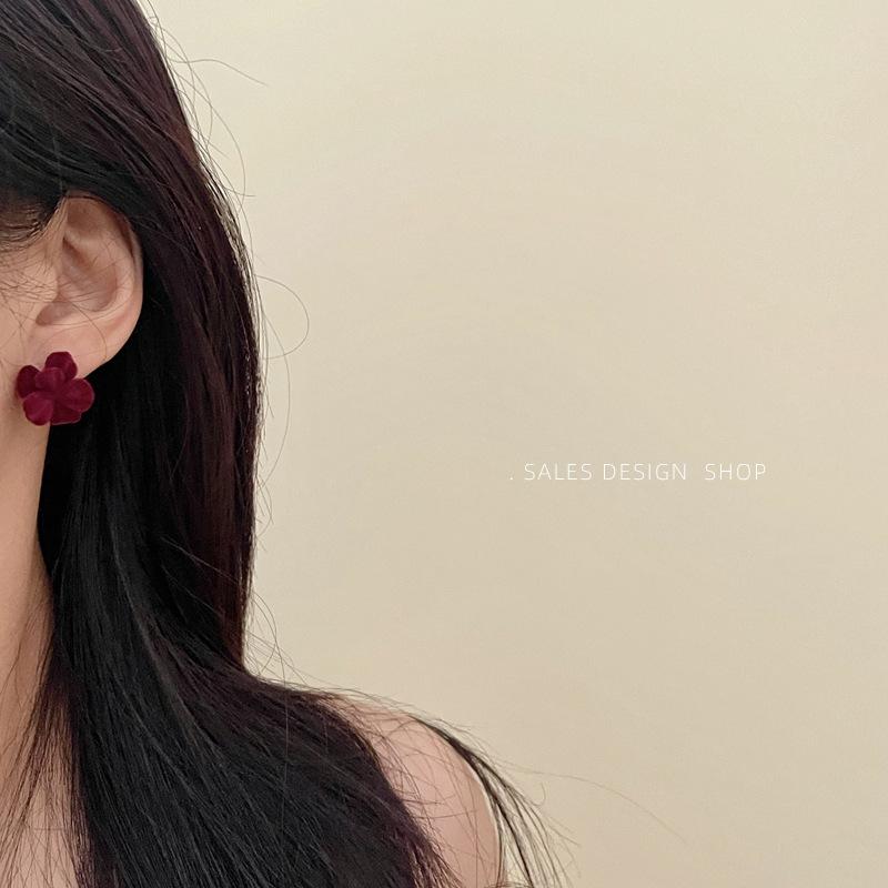 Retro Burgundy Bowknot Stud Earrings - Niche, Sweet, and High-End for Autumn/Winter 2025