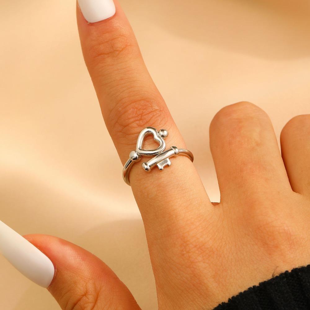 Simple Personality Stainless Steel Hollowed-out Heart Key Shape Opening Rings for Women Fashion Charm Finger Jewelry Accessories