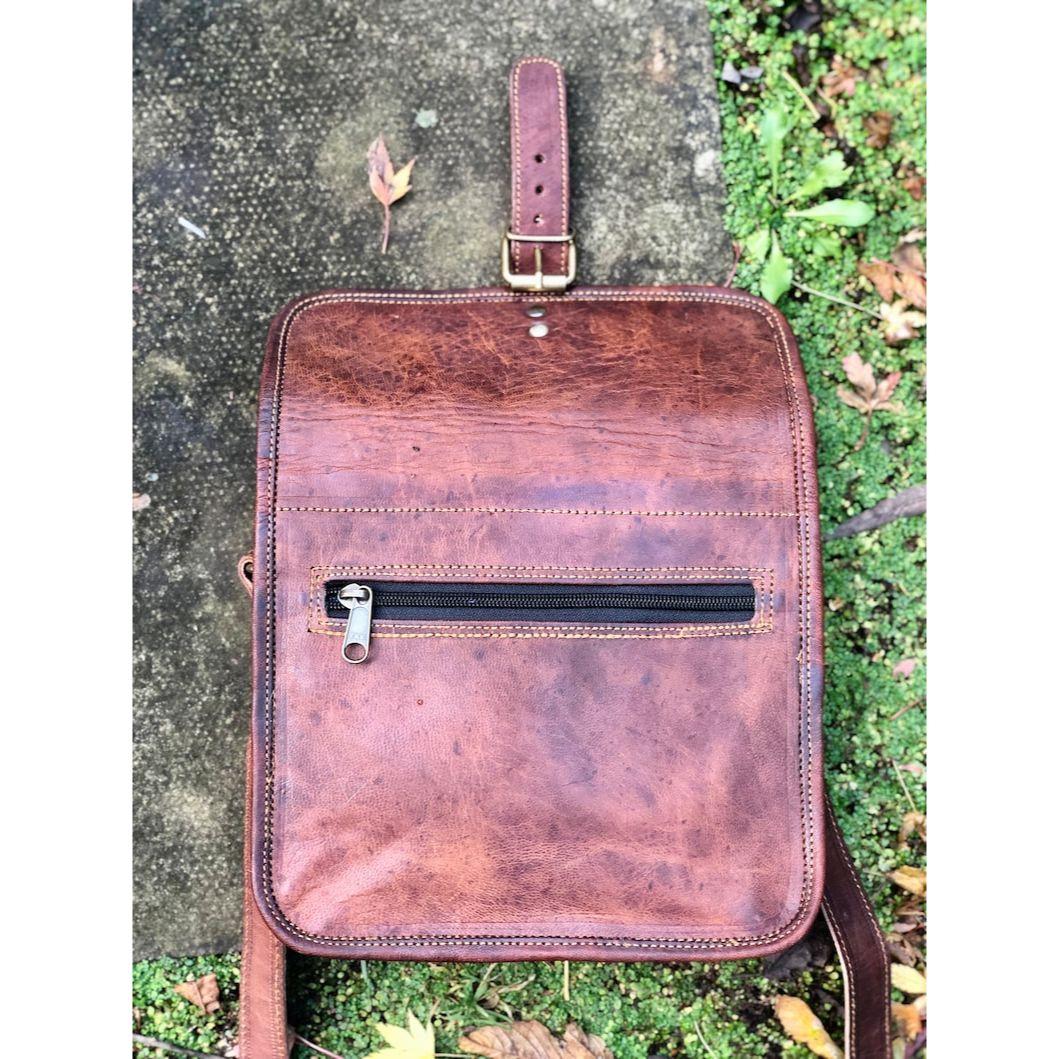 Маленькая коричневая кожаная сумка-почтальонка — фото 8