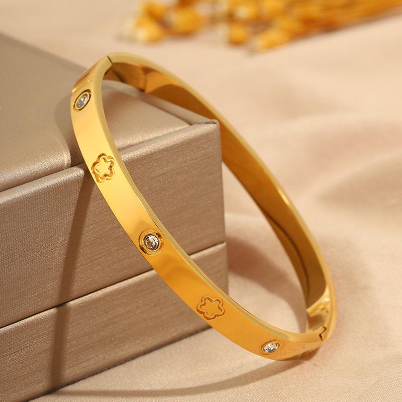 Hot-selling titanium steel bracelet, girls' high-end sense of fashion, popular light luxury in Europe and the United States, Gypsy star love diamond