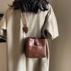 Retro versatile handbag bag women's autumn and winter new wide shoulder strap messenger bag women's premium texture shoulder bag bucket bag
