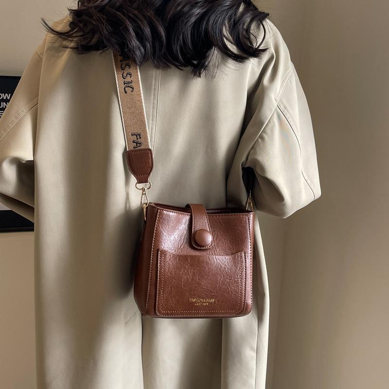 Retro versatile handbag bag women's autumn and winter new wide shoulder strap messenger bag women's premium texture shoulder bag bucket bag