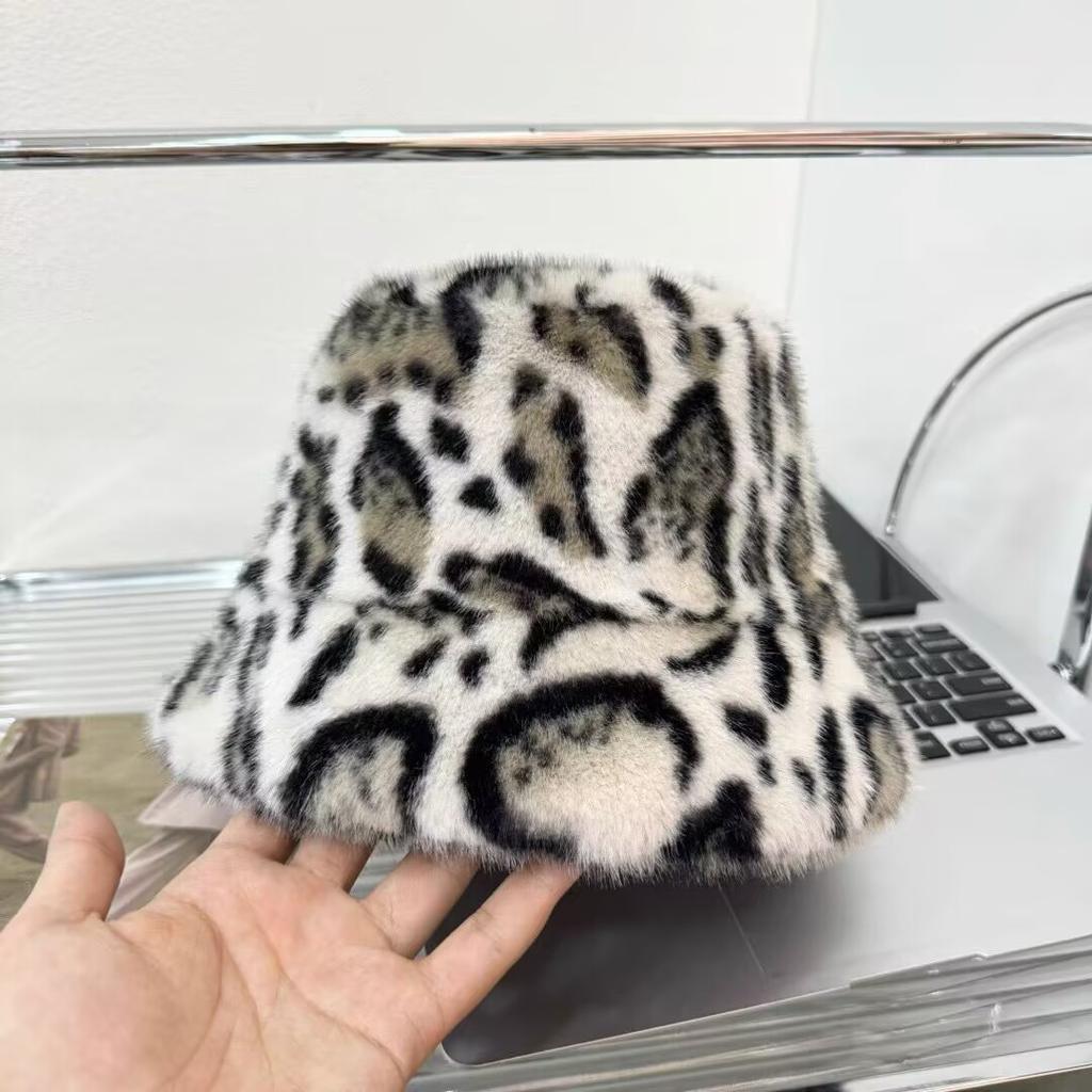 2024 Winter Women's New Brand Leopard Print Bucket Hats Keep Warm Fashion Fur Panama Hats Designer Caps For Woman