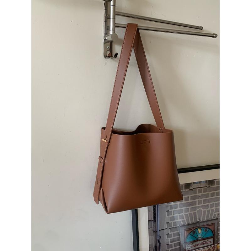 

New women s bags are high-end and versatile, morning eight commuting large-capacity tote bags, portable one-shoulder messenger big bags, trendy. коричневий