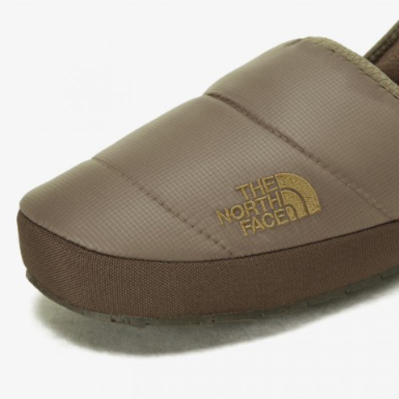 The North Face Ns93p52c מול Nuptse