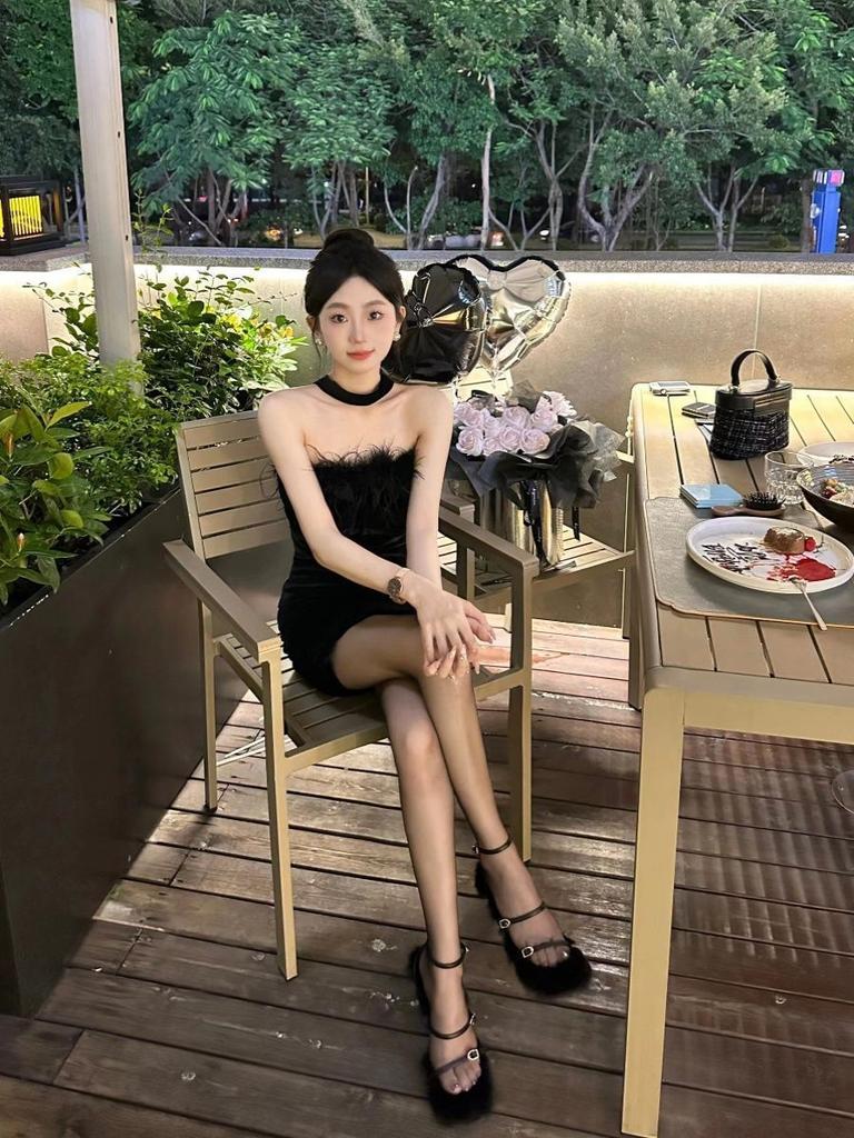 Black tube top, rough edge dress, women's off-the-shoulder hanging neck, one-word shoulder slim and thin, hip-wrapped short dress, small dress.