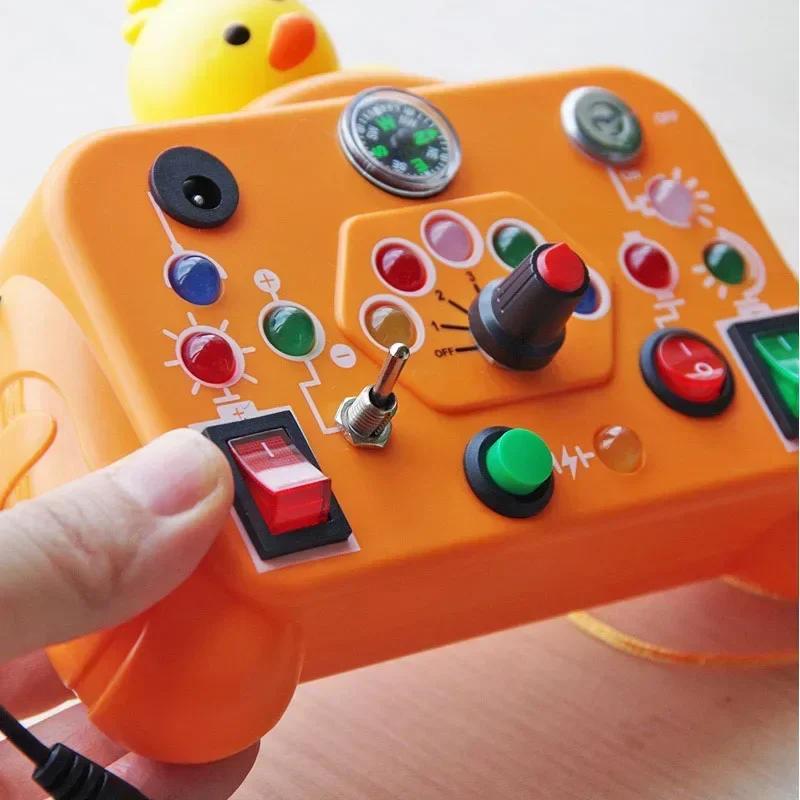 Montessori Busy Board Senzorické hračky Kreslené s LED světelným spínačem Ovládací panel Cestovní aktivity Dětská hra pro 2-4 roky