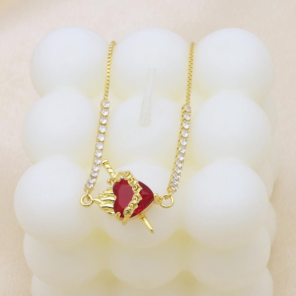 Herzförmige Liebe Kupferplattiertes Farbiges Zirkonium Pfirsichherz, Ein Schwert, das das Herz durchbohrt, kann das Zirkon-Box-Armband ziehen und verstellen.