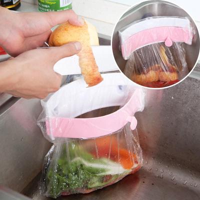 Sacchetti della spazzatura per riporre gli scaffali dei rifiuti sulla porta dell'armadio da cucina