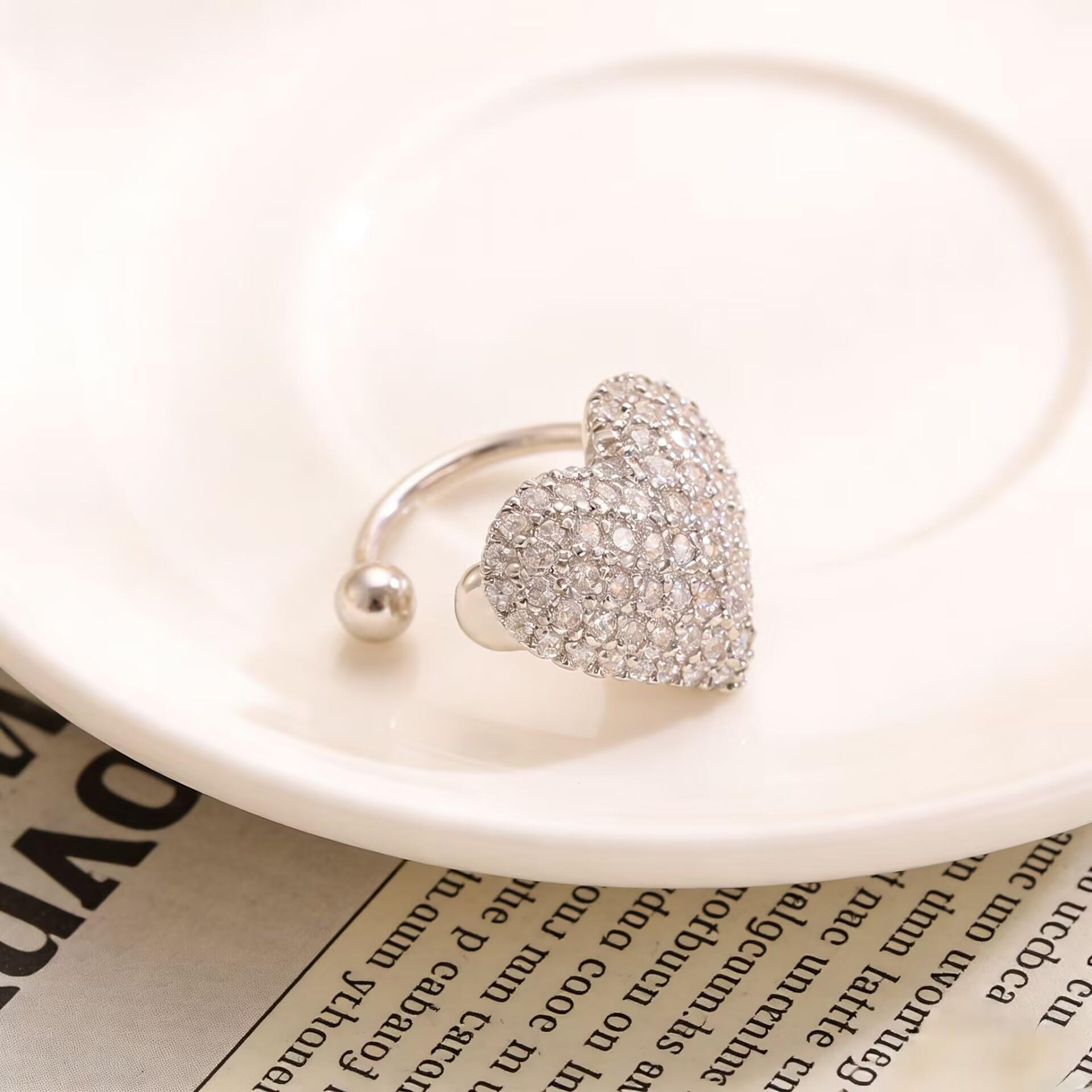 

Simple Full Rhinestone Peach Heart Ear Clip for Women Fashion Geometric Zircon C-Shaped Non Piercing Clip Earrings Jewelry Gifts