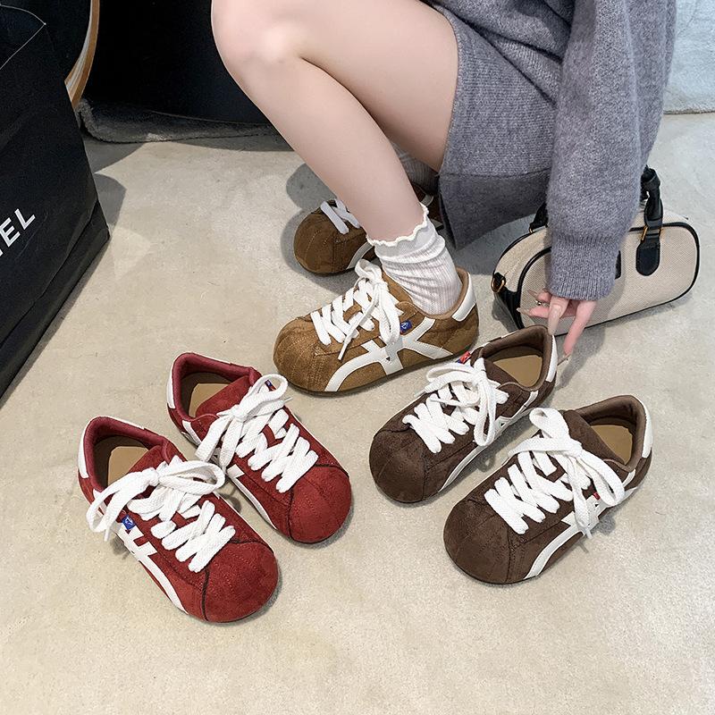 Retro Maillard color matching board shoes women's autumn new flat bottom inner height increase leisure sports