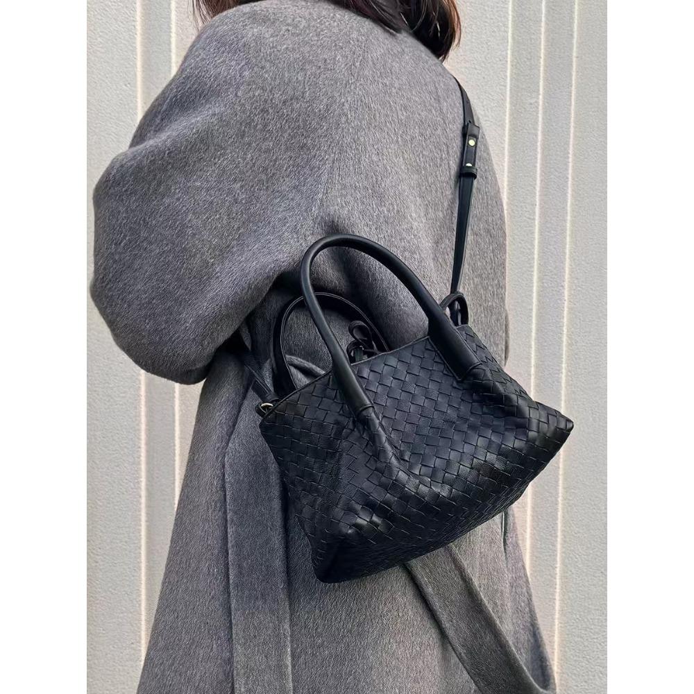 2025 Bolsa de ombro feminina tecida em couro bovino de luxo leve transfronteiriça, bolsa de compras para mães, bolsa carteiro premium para o dia a dia feminina