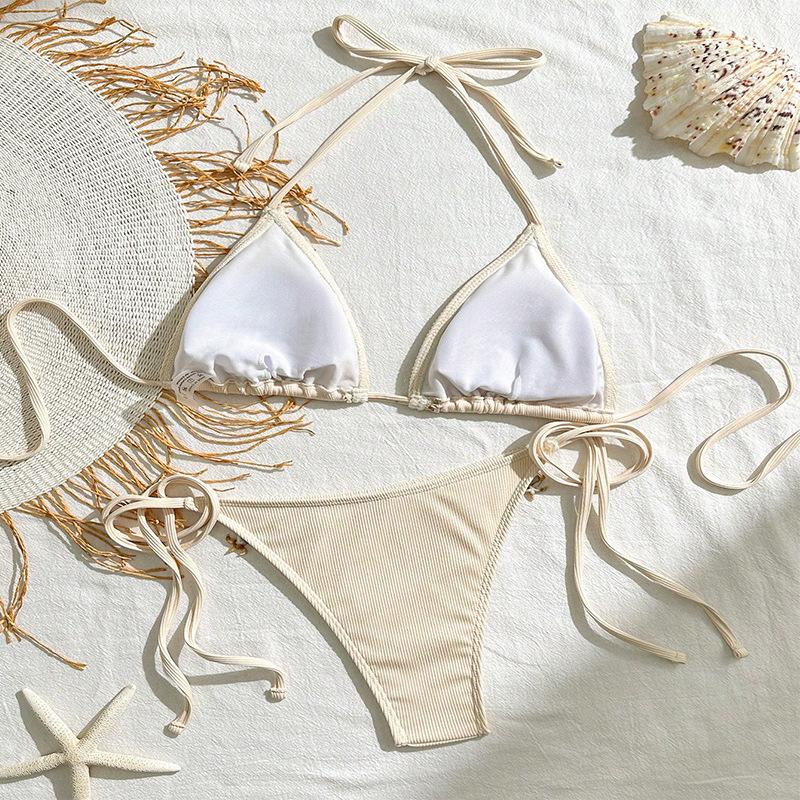 Conjunto de Bikini Triangular para Mujer con Adorno de Conchas Color Beige con Cierre de Lazo al Cuello