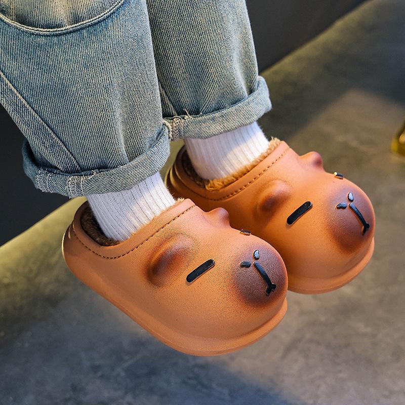 Dziecięce bawełniane kapcie antypoślizgowe Cang-Capybara: Urocze Zimowe Kapcie Indoor z Miękką Podeszwą i Zabawnym Wzorem Kupki