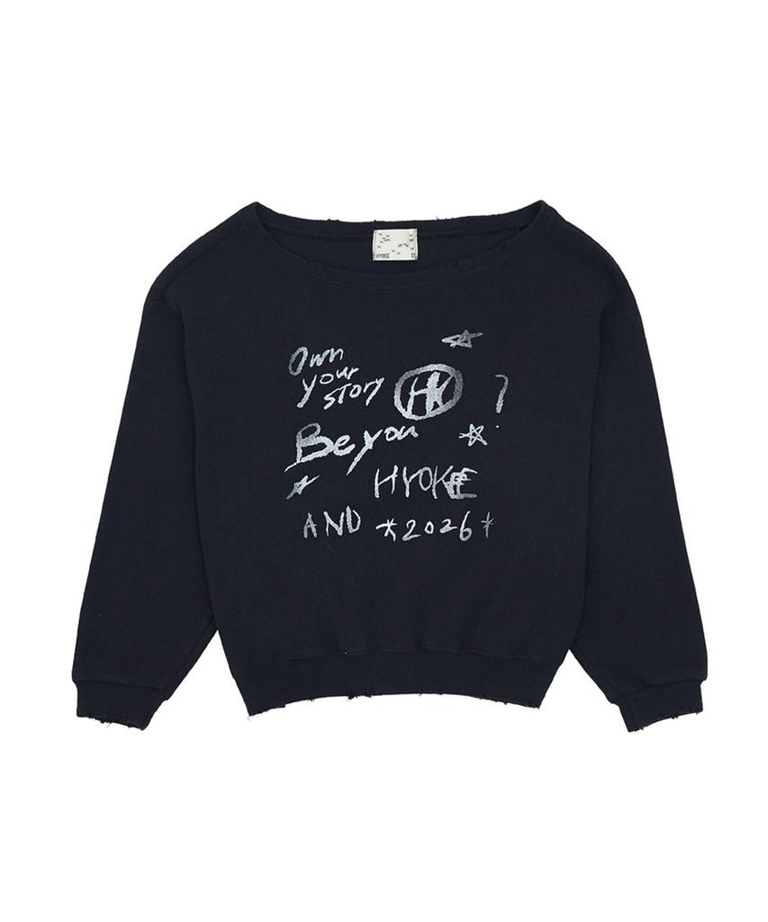 NO EXTRA TOUCH One-Shoulder Graphic Sweatshirt (Black)_26Spss001Bk