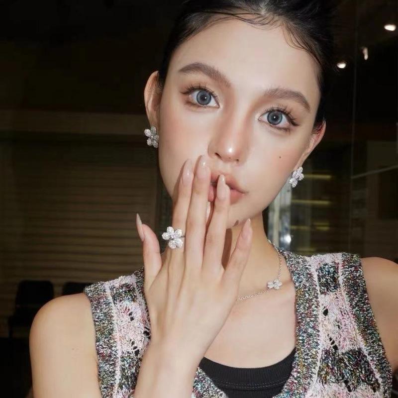 High-End Diamond Flower Jewelry Set: Bracelet, Ring, and Versatile Stud Earrings