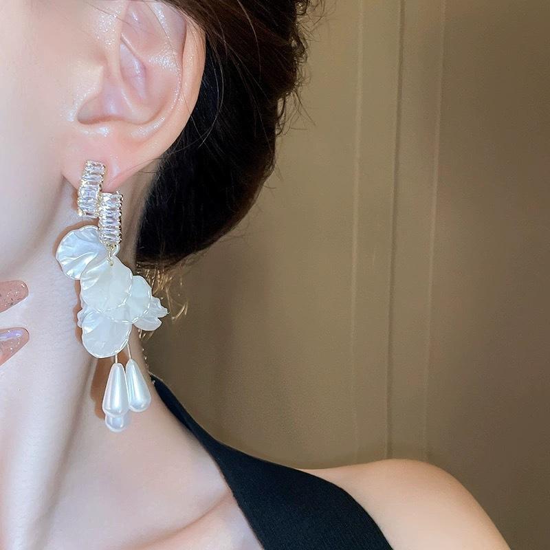 Exaggerated heavy industry long super fairy white flower earrings, new temperament pearl water drop earrings, earrings for women