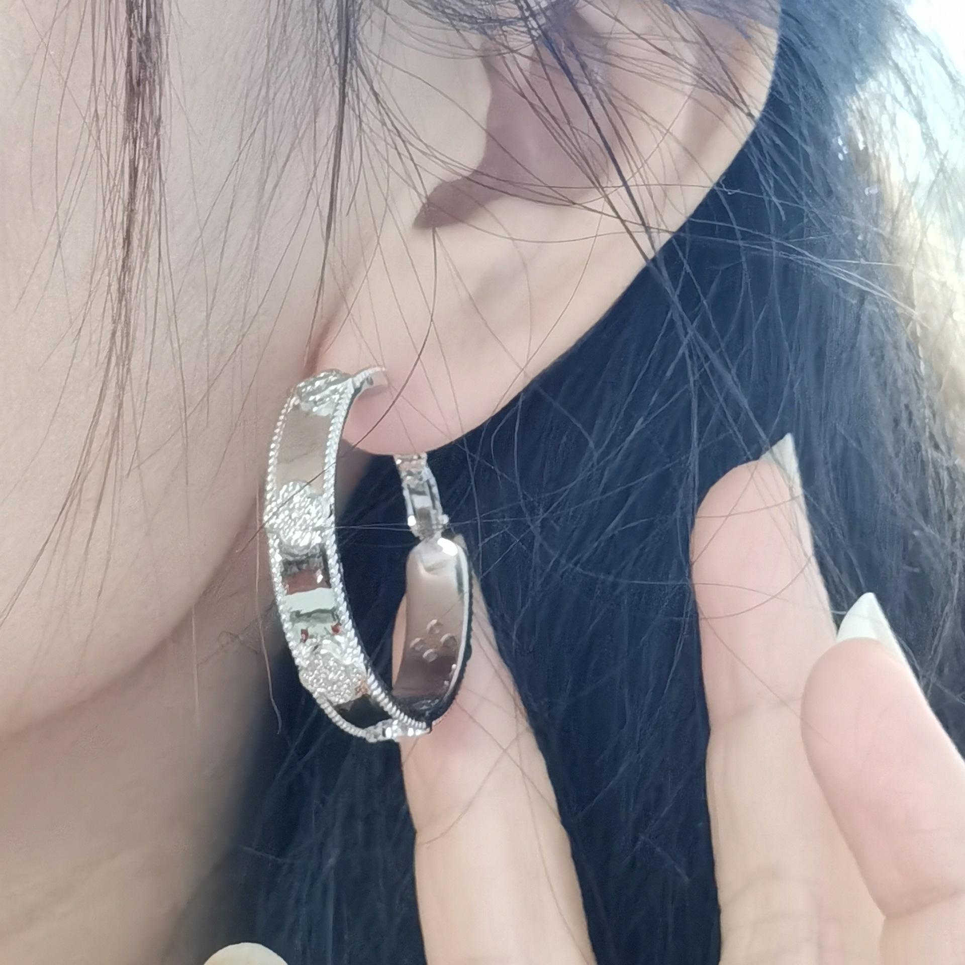 

Роскошные серьги-кольца с цирконами «Калейдоскоп»: Позолоченная медь с микроинкрустацией