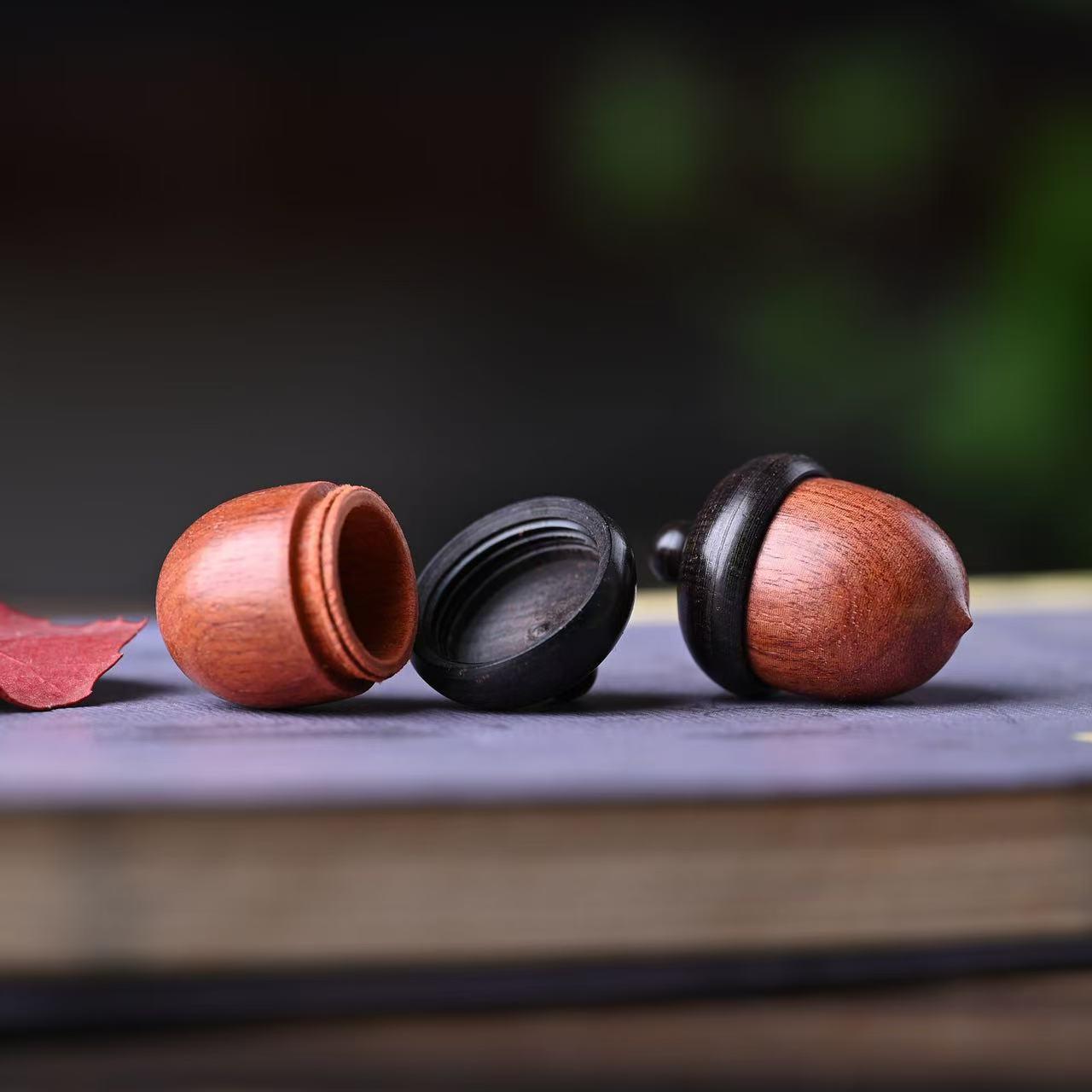 Брелок-подвеска Сандаловое дерево Желудь и Шишка с ornaments-бутылочками для желаний Smooth Acorn 3.1*2.2*2.2cm