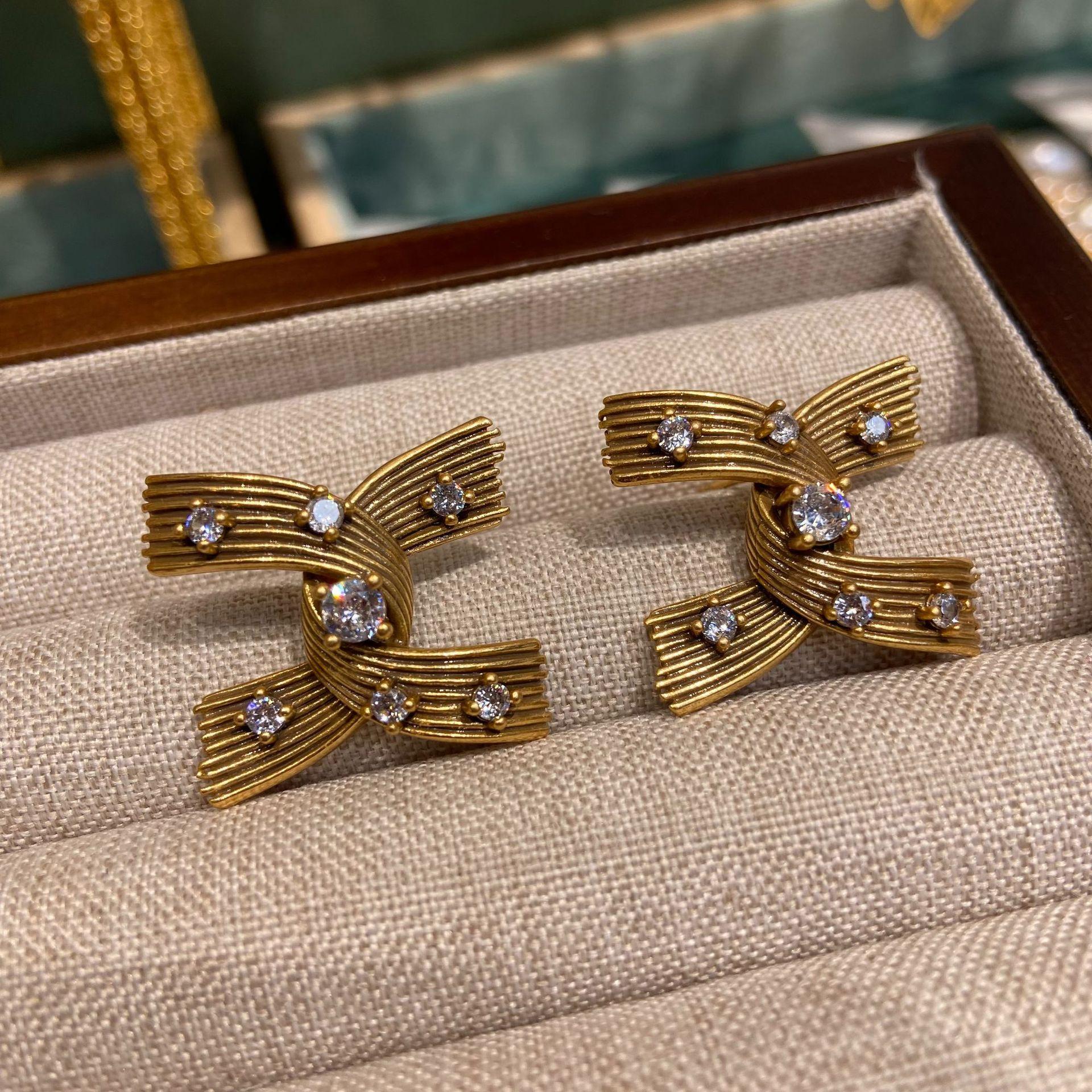 

Золотые серьги-гвоздики с двойной спиралью в виде буквы C, слегка инкрустированные цирконием, латунные, старые серьги, сохраняющие цвет, женские серьги с нерегулярной резьбой